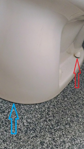 便器と床材のすき間に尿がタレて匂いの原因となるので次亜塩素酸（漂白剤）を用いて清掃する箇所を表しています。ポイントは便器を床に固定するボルトを赤色の矢印。便器と床材のすき間を青色の矢印で示しています。